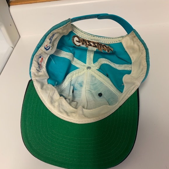 Vintage Men’s 90s Vancouver Grizzlies SnapBack hat - Picture 4 of 5